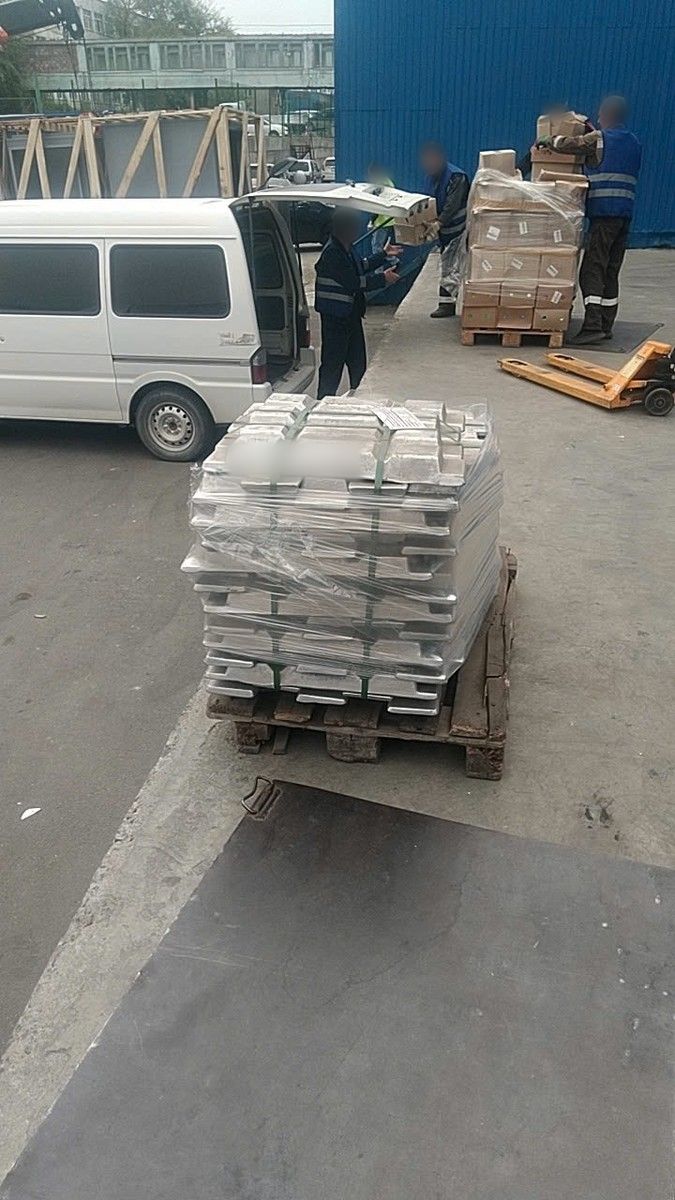 Loading aluminium ingots at the warehouse